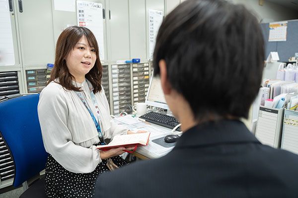 保険会社の担当者と打ち合わせ